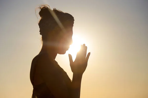 Mujer al atardecer en Turquía —  Fotos de Stock