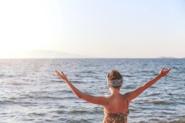 Gün batımında bronz kadın.