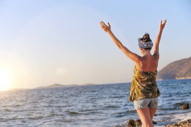 Gün batımında bronz kadın. 