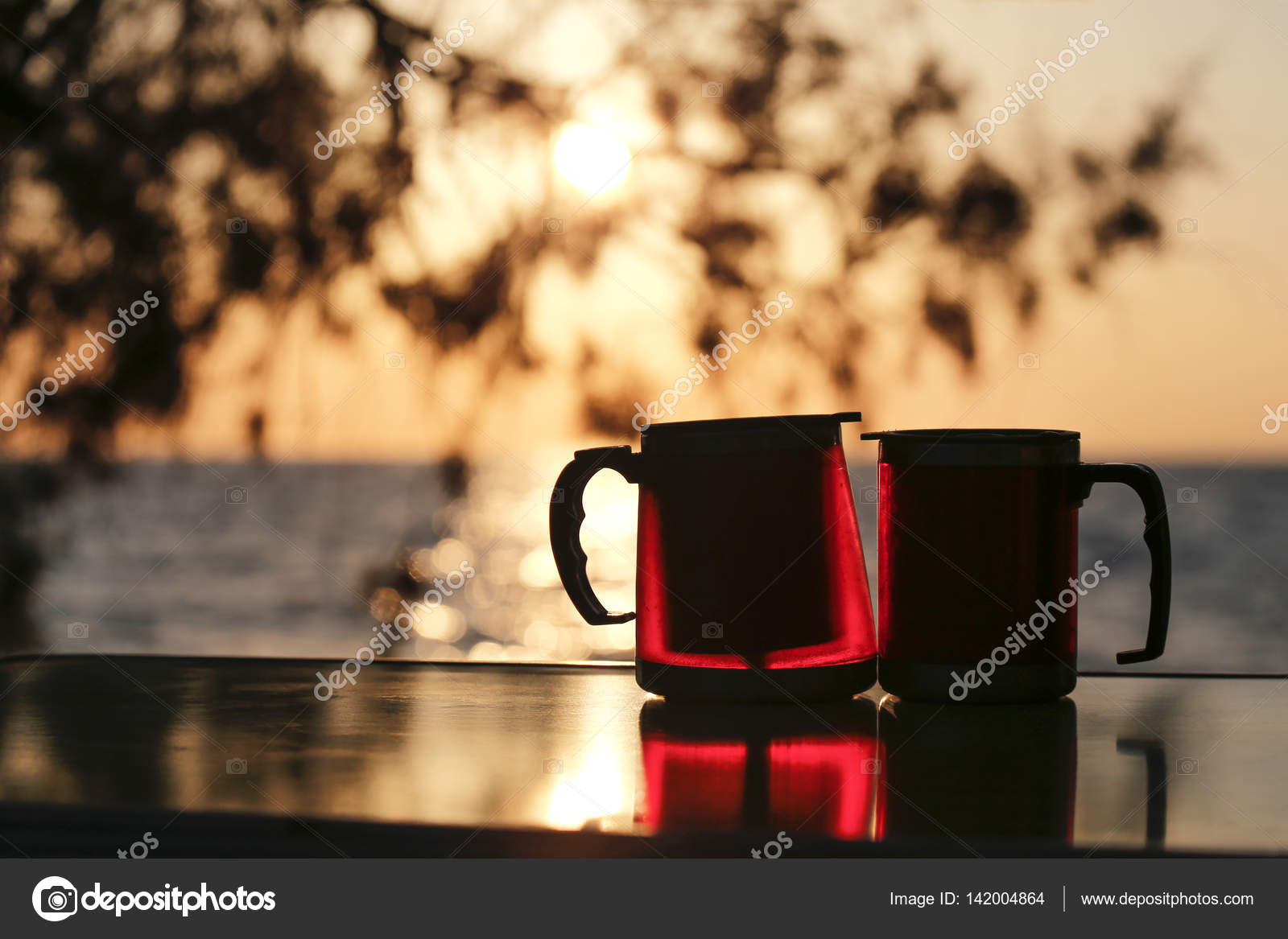 Tasse Thermos Couple Avec Coucher De Soleil Photographie