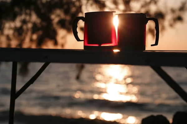 Пара термос чашка з заходом сонця — стокове фото