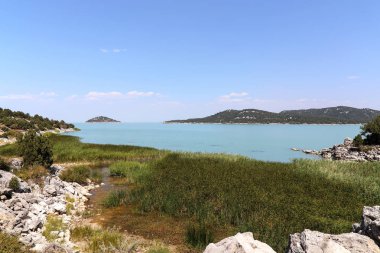 Mavi gökyüzü ve bulutlar büyük göl