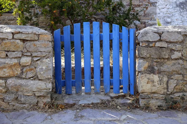 La puerta azul con vista serena . —  Fotos de Stock