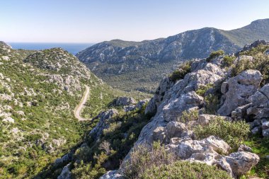 Deniz ile dağlarda orta yol.