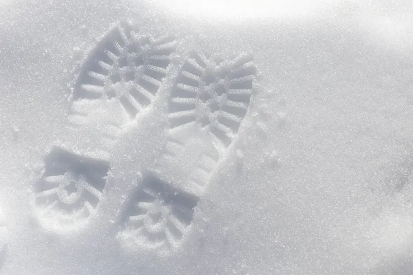 雪と自然光の足跡. — ストック写真