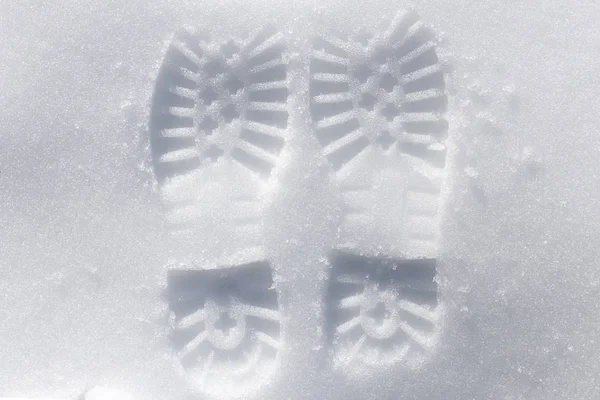 雪と自然光の足跡. — ストック写真