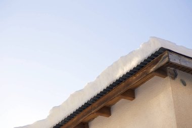 Çatıda kar birikintisi.