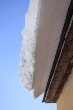 Çatıda kar birikintisi.