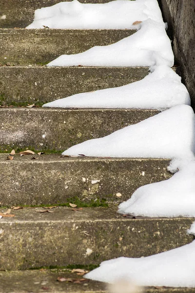 家の雪の階段は非常に危険です — ストック写真