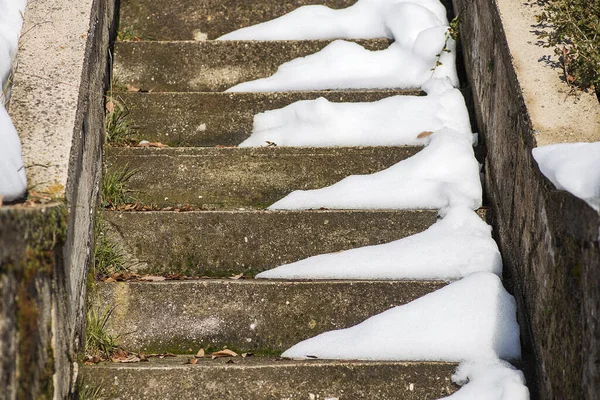 家の雪の階段は非常に危険です — ストック写真