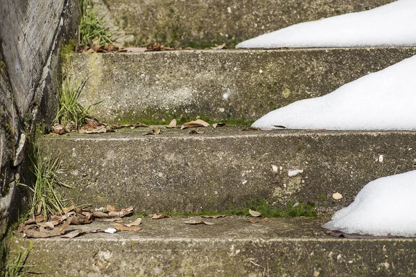 家の雪の階段は非常に危険です — ストック写真