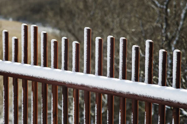 冬の雪の木の手すり — ストック写真