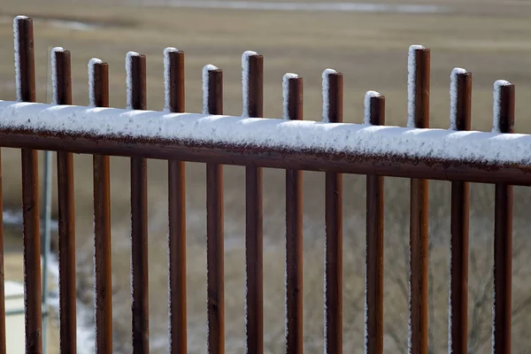 冬の雪の木の手すり — ストック写真