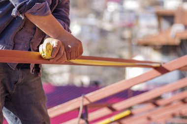 Çatıdaki demir işindeki tamirci..