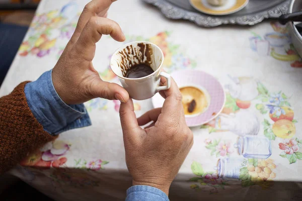 2020年の占い 悲劇の手にトルコのコーヒー — ストック写真