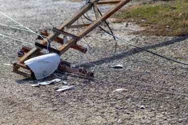 Kırık elektrik direği yolda..