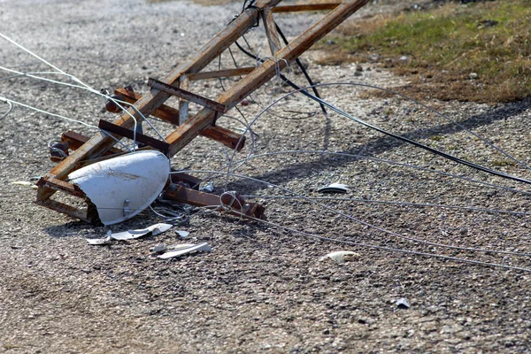 危険な破壊された電柱が進行中だ ロイヤリティフリーのストック写真