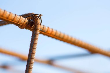 Yeni bina için çok tehlikeli paslanmış demir..