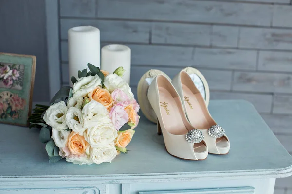 Rosas y zapatos de boda —  Fotos de Stock