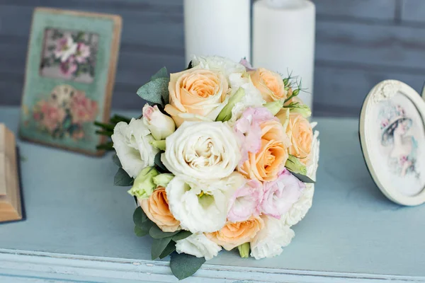 Ślubne z róż bukiet dla panny młodej — Zdjęcie stockowe