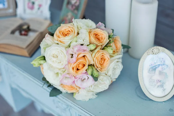 Svatební květiny a krásné boty — Stock fotografie