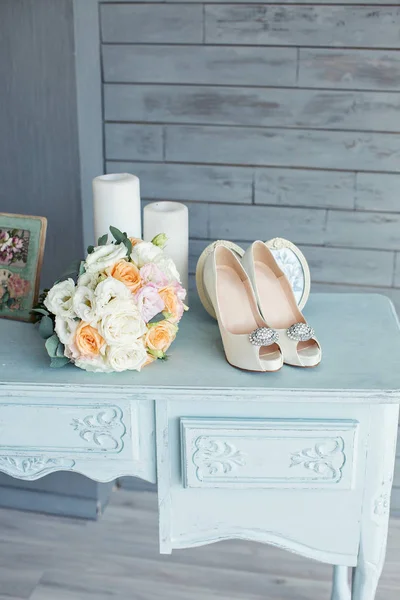 Flores de boda y zapatos hermosos —  Fotos de Stock