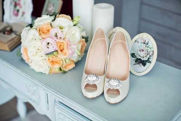 Flores de boda y zapatos hermosos —  Fotos de Stock