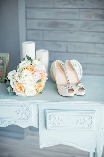 婚礼鲜花和漂亮的鞋子装饰，婚礼上，新娘的美丽, — 图库照片