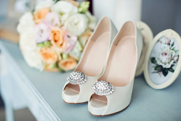 Bukiety ślubne i dekoracje piękne buty, piękno, wesele, Panna Młoda, — Zdjęcie stockowe
