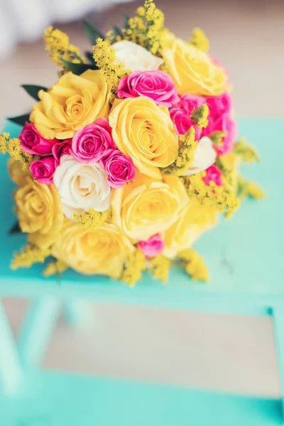 Hochzeit Blumen und schöne Schuhe Dekoration — Stockfoto