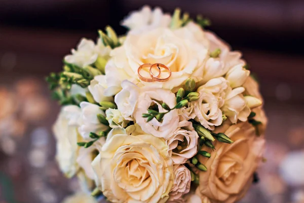 Hochzeit Blumen und schöne Schuhe Dekoration — Stockfoto
