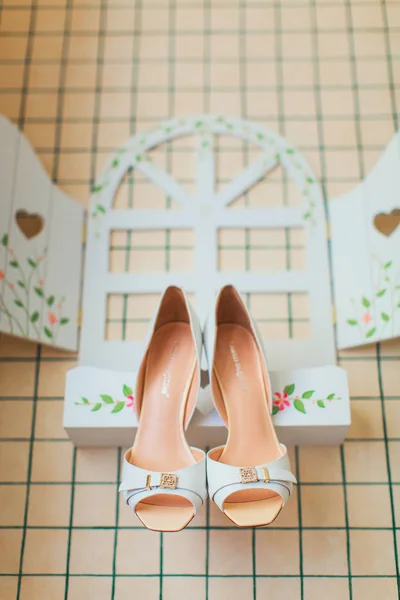 Svatební květiny a krásné boty dekorace — Stock fotografie