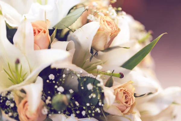 Hochzeit Blumen und schöne Schuhe Dekoration — Stockfoto