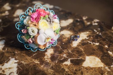 Düğün çiçekleri ve güzel yüzük dekorasyon