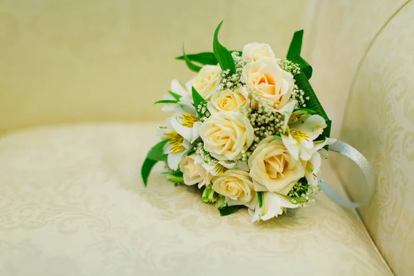 Hochzeit Blumen und schöne Schuhe Dekoration — Stockfoto