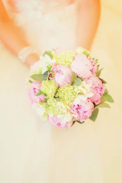 Flores de boda y hermosa decoración de anillos —  Fotos de Stock