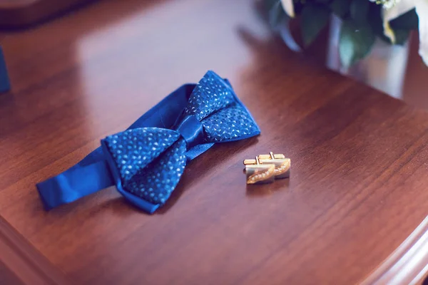 Kelebek ve damat için kol düğmeleri