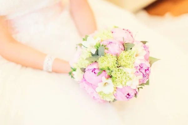 Flores de boda y hermosa decoración de anillos —  Fotos de Stock