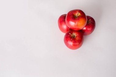 Beyaz arkaplanda kırmızı ve yeşil elmalar