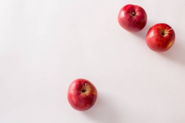 Beyaz arkaplanda kırmızı ve yeşil elmalar