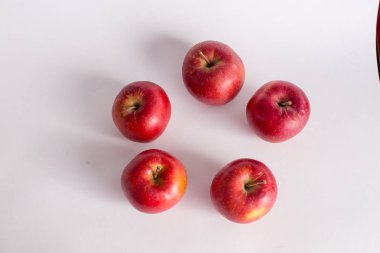Beyaz arkaplanda kırmızı ve yeşil elmalar