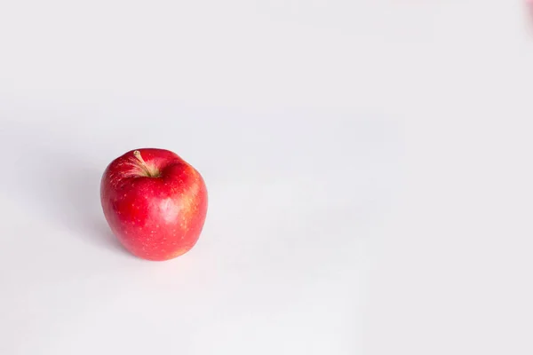 Beyaz arkaplanda kırmızı ve yeşil elmalar