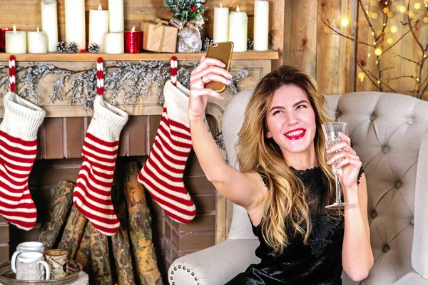 Bir bardak şampanya selfie yapma ile sarışın genç kadın portresi. Yeni yıl, Noel kavramı — Stok fotoğraf