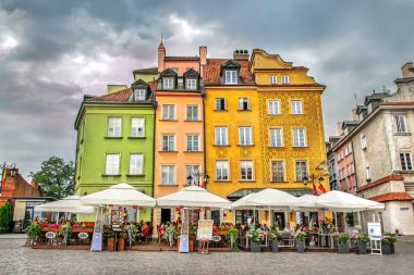 Bulutlu bir günde Varşova Old Town colorsfl binaların görüntülemek