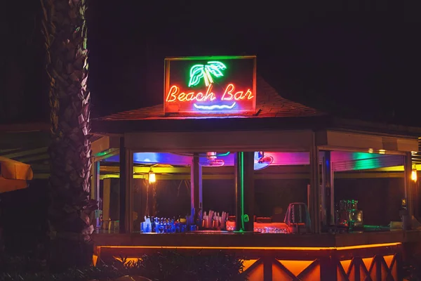 Beach Bar, Neon tabela gece görünümü