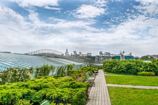 Varşova Üniversitesi Kütüphane çatısında bir bahçeden güneşli bir günde görüntülemek