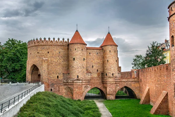 Barbakan duvarları ve kuleler bulutlu bir günde, Varşova Polonya