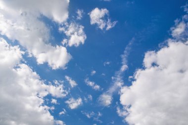 Beyaz bulutlu açık mavi gökyüzü