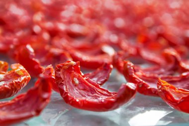 Yakın çekim arka plan, kırmızı domates dilimleri kurutma açık havada bir güneş ışığı üzerinde