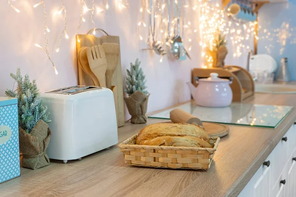 Detailní zábal čerstvě upečeného chleba na pultu. Interiér kuchyně zapnut — Stock fotografie